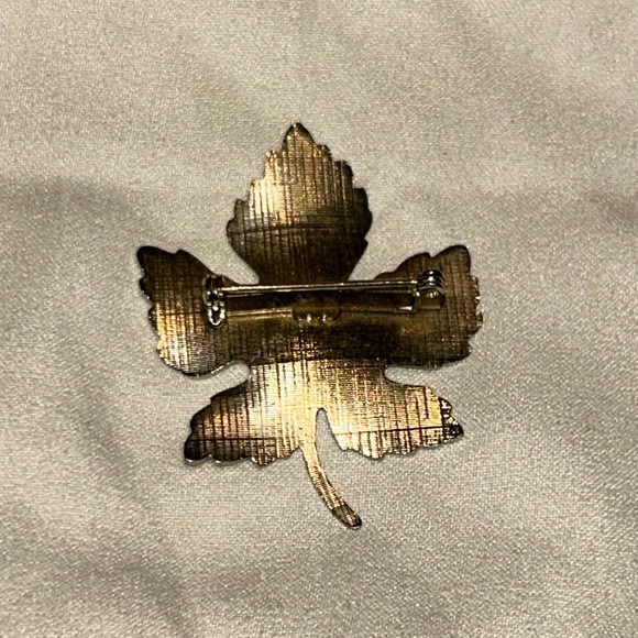 green maple leaf enamled brooch pin - Picture 4 of 4